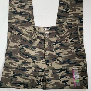 Woman’s No Boundaries Camo High Rise Skinny Pants